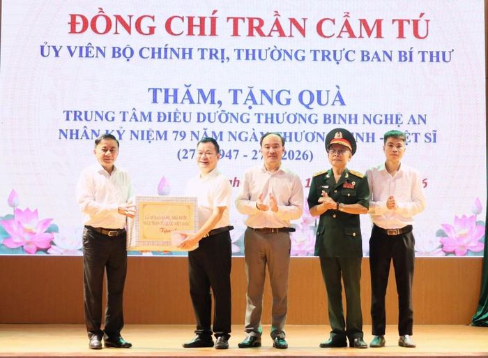 Đồng chí Thường trực Ban Bí thư Trần Cẩm Tú trao quà tặng Trung tâm Điều dưỡng thương binh Nghệ An.