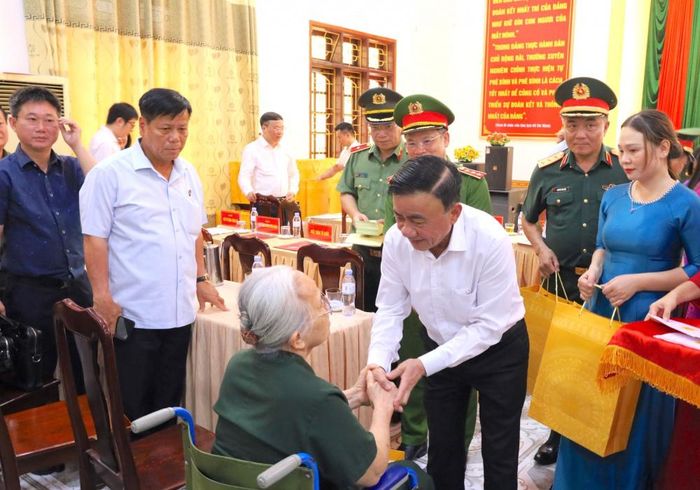 Đồng chí Thường trực Ban Bí thư Trần Cẩm Tú ân cần thăm hỏi các thương binh, bệnh binh tại Trung tâm Điều dưỡng thương binh Nghệ An.