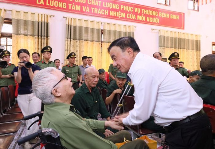 Đồng chí Thường trực Ban Bí thư Trần Cẩm Tú ân cần thăm hỏi các thương binh, bệnh binh tại Trung tâm Điều dưỡng thương binh Nghệ An.