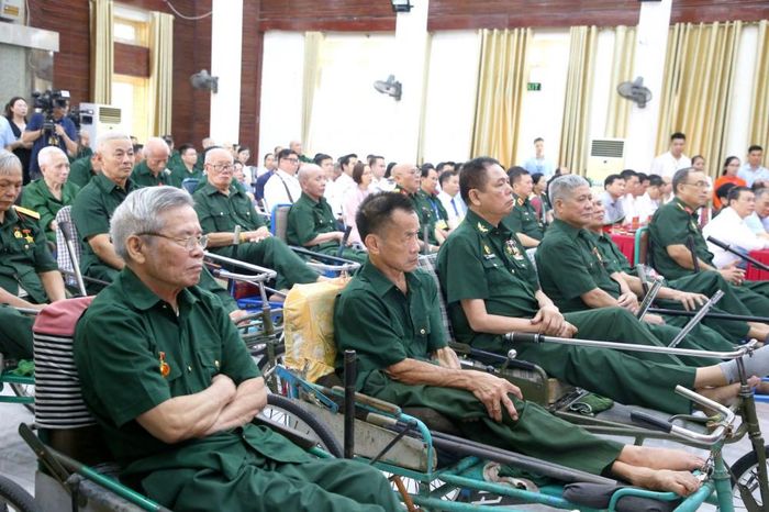 Các đồng chí thương binh, bệnh binh tại Trung tâm.