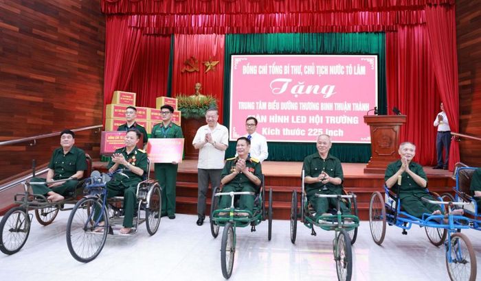 Đồng chí Tổng Bí thư, Chủ tịch nước Tô Lâm tặng quà các đồng chí thương binh, bệnh binh.