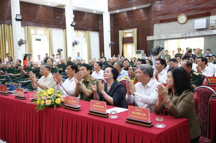 Các đại biểu dự cuộc làm việc.