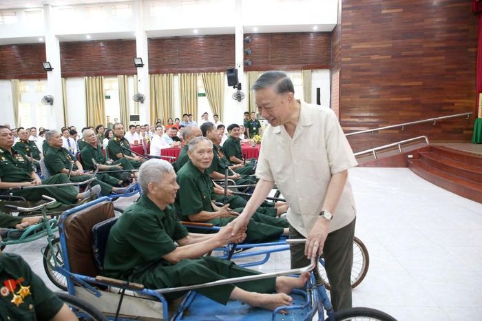 Đồng chí Tổng Bí thư, Chủ tịch nước Tô Lâm và các đồng chí thương binh, bệnh binh.