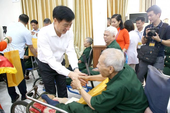 Đồng chí Trưởng Ban Tổ chức Trung ương Nguyễn Duy Ngọc tặng quà các đồng chí thương binh, bệnh binh.