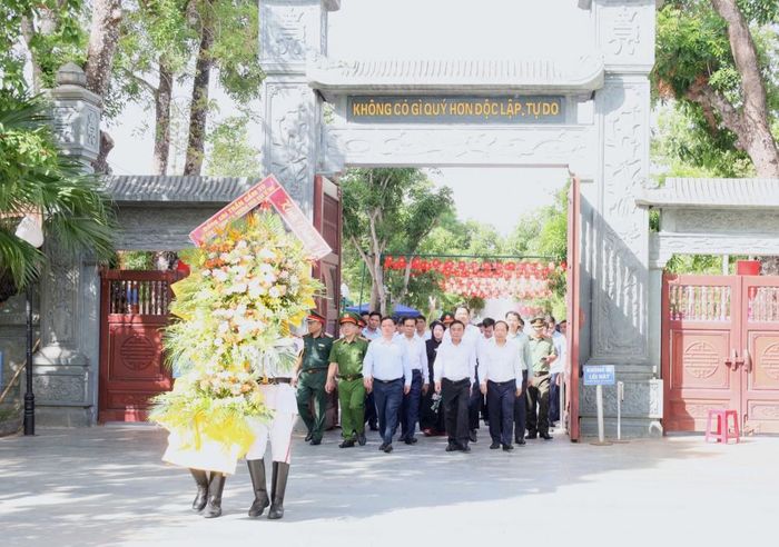 Đồng chí Thường trực Ban Bí thư Trần Cẩm Tú và Đoàn công tác đến dâng hoa, dâng hương tưởng niệm Chủ tịch Hồ Chí Minh tại Khu di tích quốc gia đặc biệt Kim Liên.