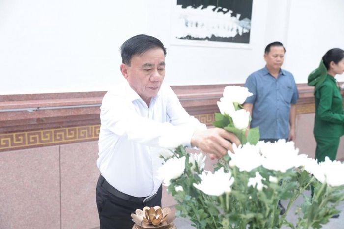 Đồng chí Thường trực Ban Bí thư Trần Cẩm Tú dâng hoa lên phần mộ 10 nữ anh hùng liệt sĩ thanh niên xung phong.
