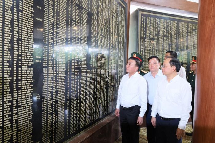 Đồng chí Thường trực Ban Bí thư Trần Cẩm Tú và các đại biểu tại Nhà bia tưởng niệm liệt sĩ thanh niên xung phong toàn quốc.