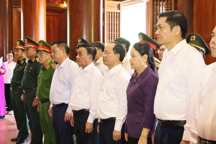 Đồng chí Thường trực Ban Bí thư Trần Cẩm Tú và các đại biểu dâng hoa, dâng hương tưởng niệm Chủ tịch Hồ Chí Minh tại Khu di tích quốc gia đặc biệt Kim Liên.