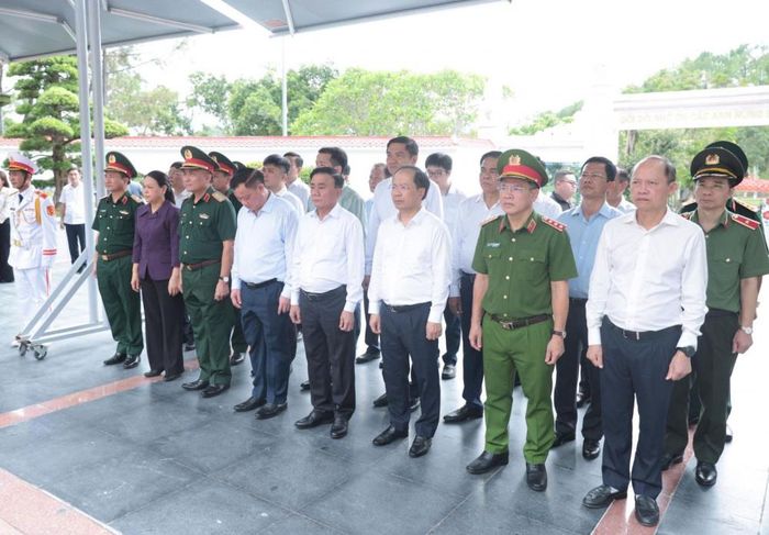 Đồng chí Thường trực Ban Bí thư Trần Cẩm Tú và Đoàn công tác đặt vòng hoa, dâng hương tại Nhà bia tưởng niệm liệt sĩ thanh niên xung phong toàn quốc - nơi ghi danh hơn 4.000 liệt sĩ thanh niên xung phong trên cả nước.