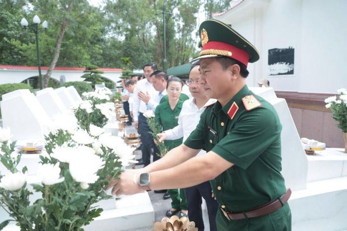 Các đại biểu dâng hoa lên phần mộ 10 nữ anh hùng liệt sĩ thanh niên xung phong.
