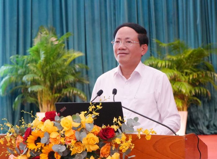 Chủ tịch UBND tỉnh Gia Lai Phạm Anh Tuấn báo cáo tình hình kinh tế - xã hội 6 tháng đầu năm 2026 - Ảnh: gialai.gov.vn