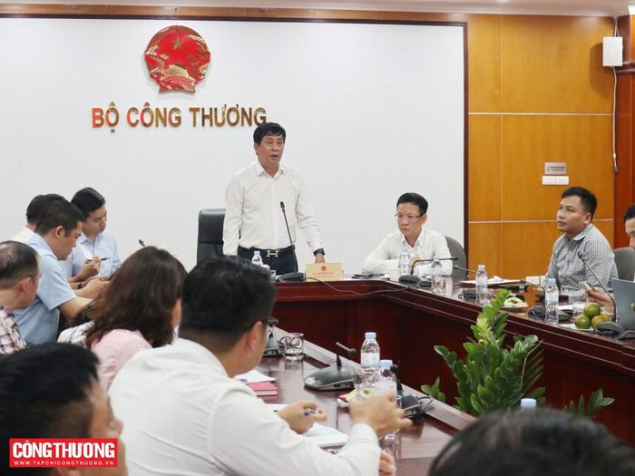 Đồng chí Phan Văn Bản, Phó Bí thư chuyên trách, Chủ nhiệm Ủy ban Kiểm tra Đảng ủy Bộ Công Thương phát biểu tại Hội nghị.