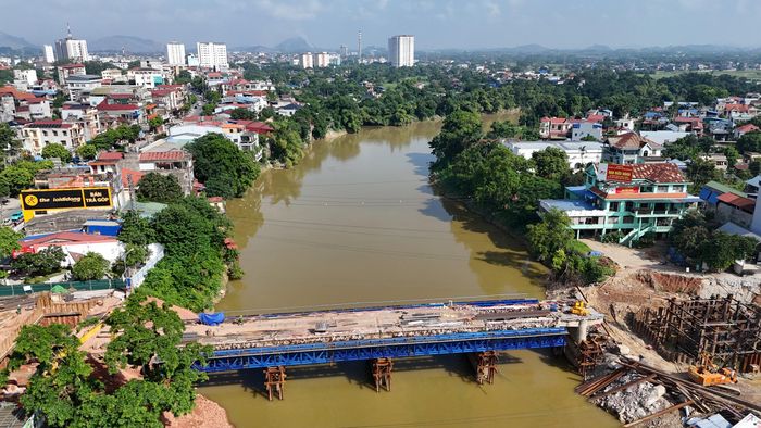Được biết, cầu Gia Bảy được khởi công từ ngày 3/2, cầu dài hơn 180m, thiết kế dây văng, bề rộng mặt cầu 23,5m với tổng mức đầu tư hơn 617 tỷ đồng. Đây là công trình giao thông trọng điểm, cấp bách nhằm khắc phục hậu quả thiên tai, tăng cường khả năng thoát lũ sông Cầu và hoàn thiện hạ tầng đô thị trung tâm tỉnh Thái Nguyên.