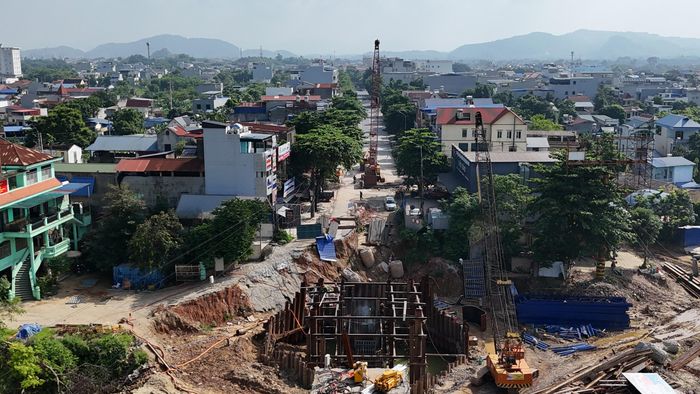 Đến nay, vẫn còn 28 hộ gia đình cá nhân tài sản có kết cấu khác biệt, đã công khai đối thoại về phương án bồi thường, hỗ trợ, tái định cư, đã trình phê duyệt phương án của 20 hộ nhưng họ vẫn đề nghị được hỗ trợ móng nhà do địa hình khu vực sâu phải làm móng sâu. Có 1 hộ hiện đang chấp hành án tại Thanh Hóa chưa hoàn thiện thủ tục ký hồ sơ ủy quyền thống kê, kiểm kê. Có 18 hộ thu hồi hết đất ở, phải di chuyển chỗ ở đề nghị thưởng bàn giao mặt bằng trước thời hạn.