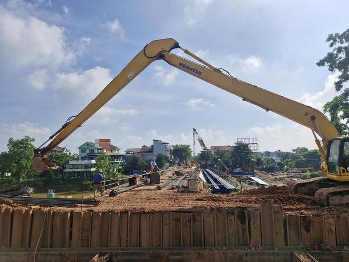 Từ khó khăn trên, nhà thầu đã thay đổi biện pháp thi công như: ghép đốt dầm cầu ngay tại xưởng tại Bắc Ninh rồi mới vận chuyển đến công trường với 25 đốt thay vì vận chuyển 51 đốt như phương án ban đầu. Giải pháp này giúp dự án rút ngắn tiến độ hoàn thành hơn 2 tháng.