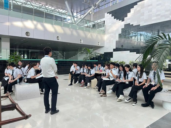 Sinh viên Học viện Hàng không Việt Nam tham quan thực tế tại các cảng hàng không trong nước.