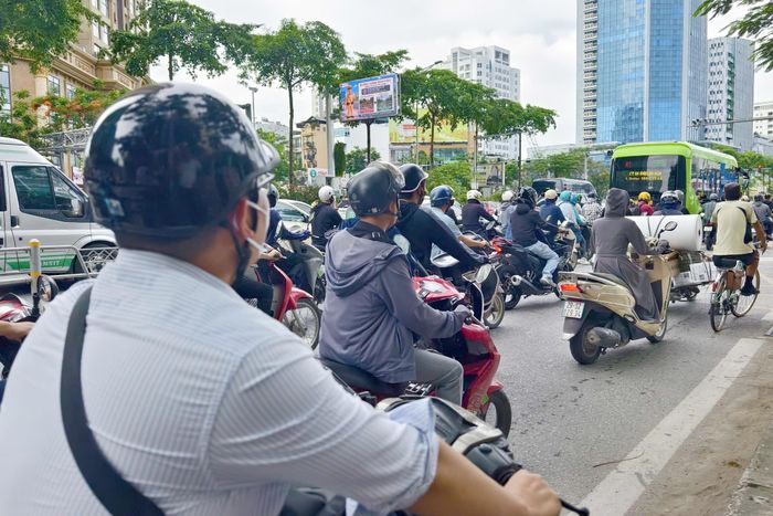 Chia sẻ với Báo Xây dựng, anh Trần Ngọc Thanh (SN 1994, ở Đông Anh) quan sát màn hình LED trong lúc chờ đèn đỏ ở nút giao Võ Chí Công - Nguyễn Hoàng Tôn cho biết: "Mỗi ngày tôi đều đi qua các tuyến đường đông đúc mà không biết phía trước có ùn tắc hay không, nay thấy màn hình LED cảnh báo phía trước có đông xe cộ để tôi có thể lựa chọn lộ trình phù hợp, điều này rất thiết thực''.