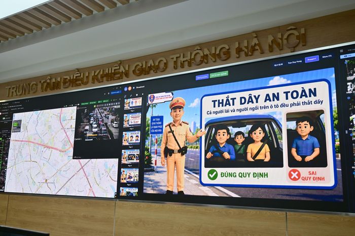 Để các màn hình này hiển thị, lực lượng CSGT Hà Nội trực tiếp điều khiển và cập nhật các thông tin tại Trung tâm Điều khiển giao thông Hà Nội. Những màn hình LED liên tục hiển thị thông tin về tình hình giao thông theo thời gian thực, cảnh báo ùn tắc, hướng dẫn phân luồng, lộ trình thay thế và các thông điệp tuyên truyền về trật tự, an toàn giao thông...