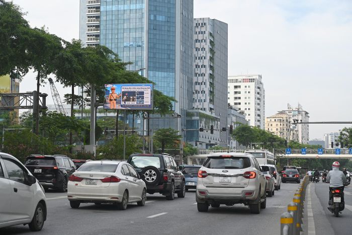 Đây là hạng mục thuộc giai đoạn 2 của Đề án giao thông thông minh, phục vụ công tác bảo đảm an ninh, trật tự và tổ chức giao thông trên địa bàn Thủ đô. Nổi bật trong số đó là hệ thống 36 màn hình LED được lắp đặt trên giá long môn tại nhiều vị trí có lưu lượng phương tiện lớn như: Nút giao Quốc lộ 3 - Quốc lộ 18, Võ Chí Công - Nguyễn Hoàng Tôn, Quốc lộ 2 - Võ Văn Kiệt, Quang Trung - Lê Trọng Tấn...