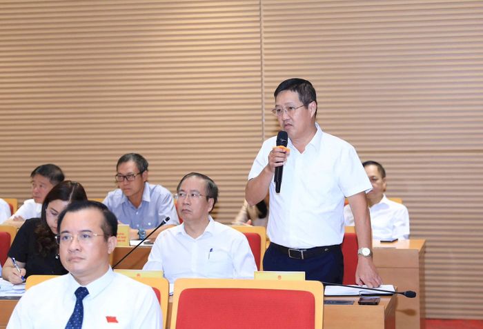 Trưởng ban Quản lý chợ phường Hồng Hà Vũ Quốc Hưng trả lời chất vấn. Ảnh: Thành Thái.