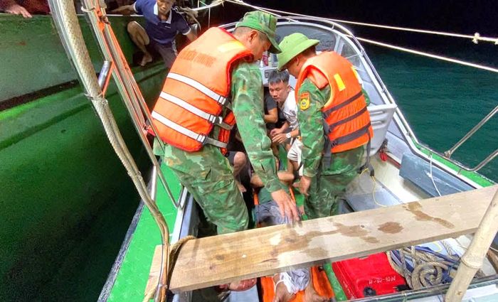 Sau khi được sơ cứu, ngư dân Biên được lực lượng Biên phòng nhanh chóng đưa vào bờ để tiếp tục điều trị (Ảnh B.P).