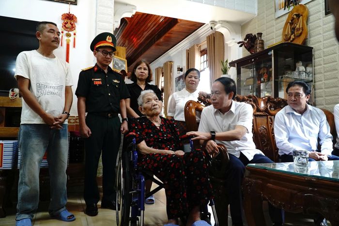 Phó Thủ tướng Chính phủ Lê Tiến Châu cùng đoàn công tác đã đến thăm, tặng quà gia đình bà Căn Lịch (SN 1943, trú tại thôn Trường Sơn, xã A Lưới 2), Anh hùng Lực lượng vũ trang nhân dân.