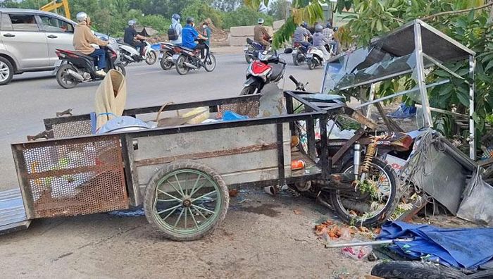 Chiếc xe máy lôi chở thức ăn tại hiện trường vụ tai nạn - Ảnh: TPO.