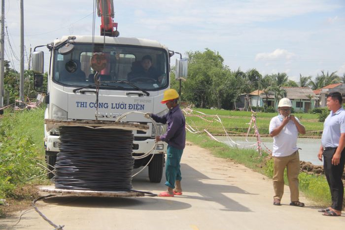 Ngành điện lực đang triển khai di dời đường điện để bàn giao mặt bằng thi công đồng bộ.