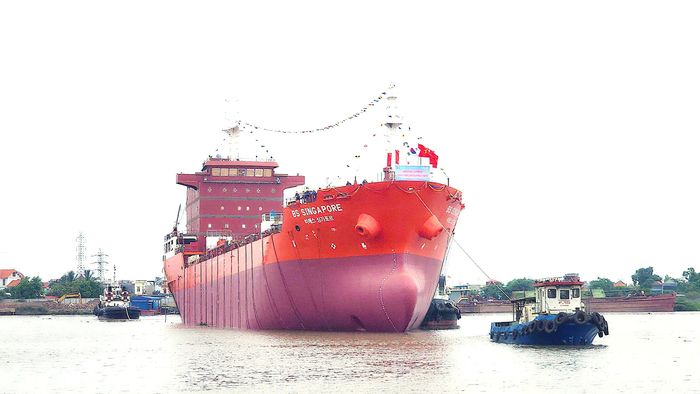 Công ty Đóng tàu Phà Rừng đã hạ thủy thành công tàu dầu/hóa chất 13.000 tấn - YN-05 mang tên “BS Singapore”.
