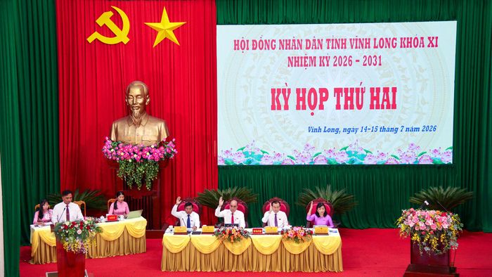 Đại biểu biểu quyết thông qua Nghị quyết.