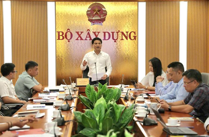 Ông Lâm Văn Hoàng, Bí thư Đảng ủy, Chánh Văn phòng Bộ Xây dựng phát biểu tại hội nghị.