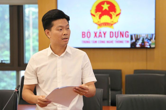Ông Phạm Trung Kiên, Phó chánh Văn phòng Bộ Xây dựng báo cáo tại hội nghị.