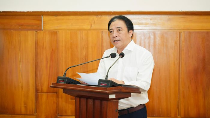 Ông Nguyễn Khắc Toàn, Chủ tịch UBND TP Huế báo cáo với đoàn công tác về tình hình thực hiện các nhiệm vụ trọng tâm 6 tháng đầu năm 2026.