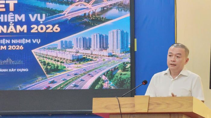 Chánh Văn phòng Sở Xây dựng Phú Thọ Nguyễn Việt Hưng phát biểu tại hội nghị.