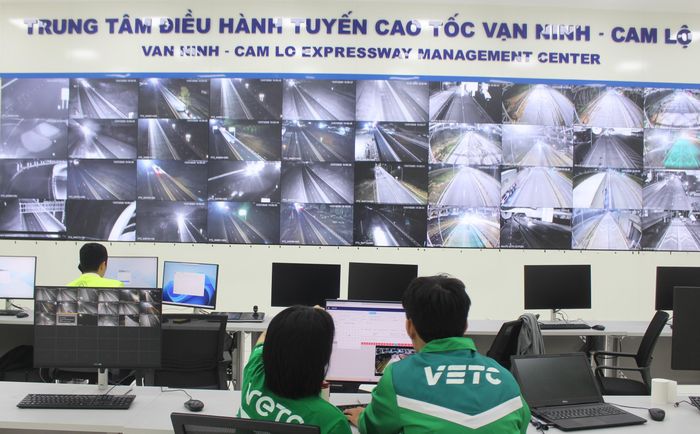 Trung tâm điều hành tuyến cao tốc Vạn Ninh - Cam Lộ đặt tại nút giao quốc lộ 9D với hệ thống camera giám sát toàn tuyến.