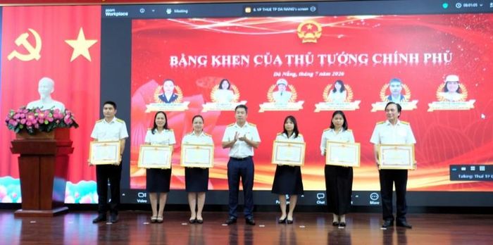 Ông Bùi Khánh Toàn - Trưởng Thuế TP. Đà Nẵng trao tặng Bằng khen của Thủ tướng Chính phủ cho các cá nhân thuộc Thuế TP. Đà Nẵng có thành tích xuất sắc trong công tác. Ảnh: CTV.