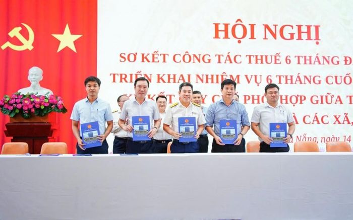 Thuế TP. Đà Nẵng ký kết quy chế phối hợp trong lĩnh vực thuế với đại diện các doanh nghiệp và một số xã, phường trên địa bàn TP. Đà Nẵng. Ảnh: CTV
