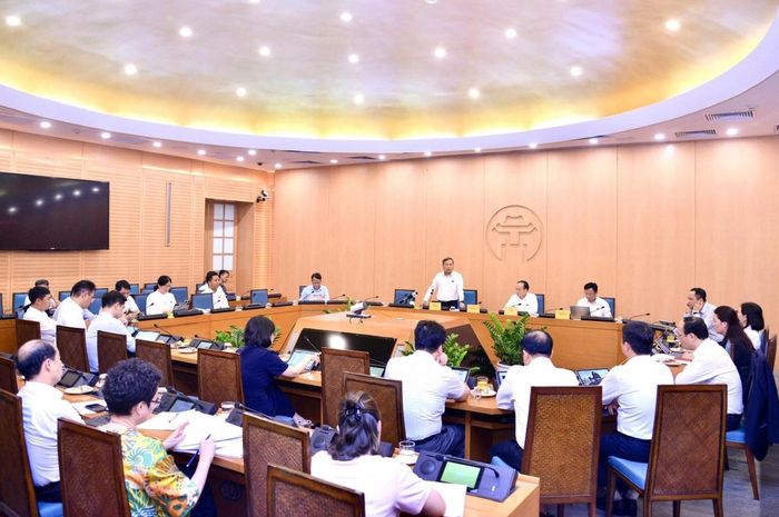 Các đại biểu thảo luận tại tổ về nhiệm vụ phát triển kinh tế - xã hội.