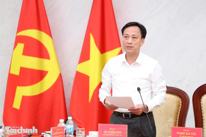 Đồng chí Lại Xuân Lâm - Phó Bí thư Đảng ủy Chính phủ trình bày báo cáo tóm tắt kết quả công tác 6 tháng đầu năm của Đảng ủy Chính phủ. Ảnh: Đức Minh