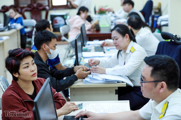 Công chức Thuế tỉnh Bắc Ninh hướng dẫn người nộp thuế xác định giao dịch có mối quan hệ liên kết. Ảnh: Đức Thanh