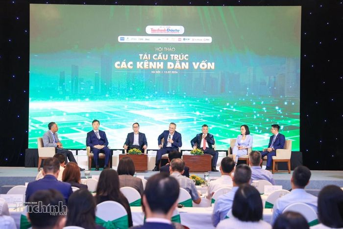 Các diễn giả chia sẻ tại tọa đàm trong khuôn khổ Hội thảo “Tái cấu trúc các kênh dẫn vốn”. Ảnh: Đức Thanh