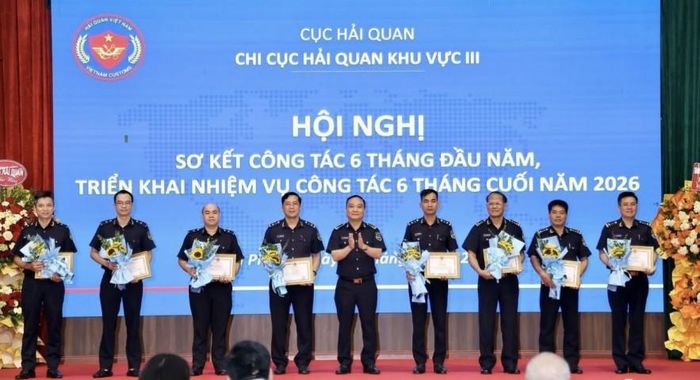 Chi cục Hải quan khu vực III khen thưởng các tập thể, cá nhân có thành tích xuất sắc. Ảnh: HQKV3