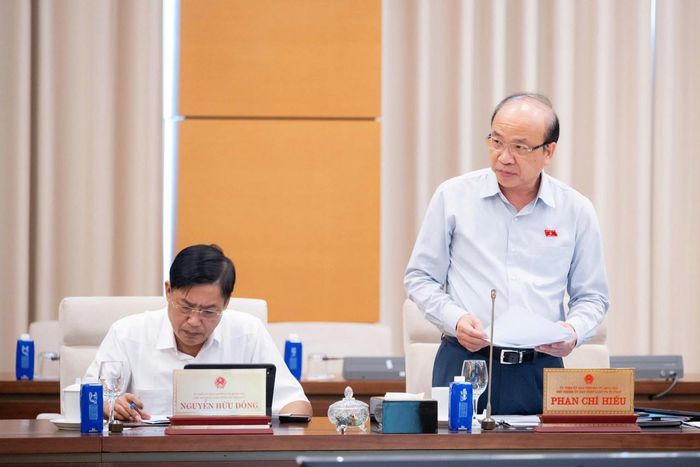 Chủ nhiệm Ủy ban Pháp luật và Tư pháp Phan Chí Hiếu phát biểu tại phiên họp.