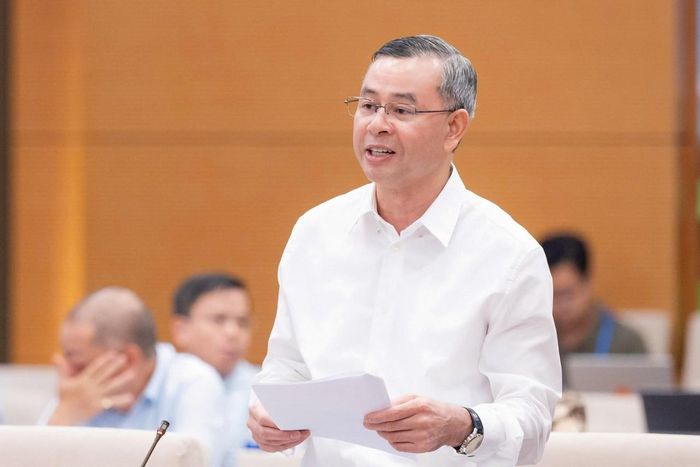 Bộ trưởng Bộ Tài chính Ngô Văn Tuấn trình bày tại phiên họp.
