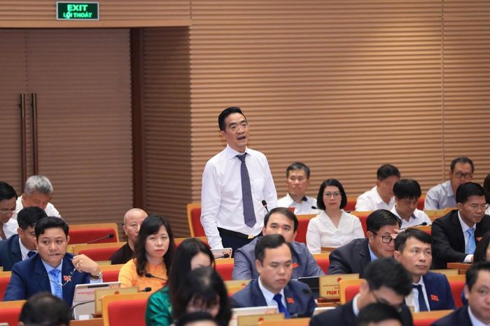 Giám đốc Sở Quy hoạch - Kiến trúc Hà Nội Nguyễn Trọng Kỳ Anh trả lời chất vấn tại kỳ họp. Ảnh: Hải Lê