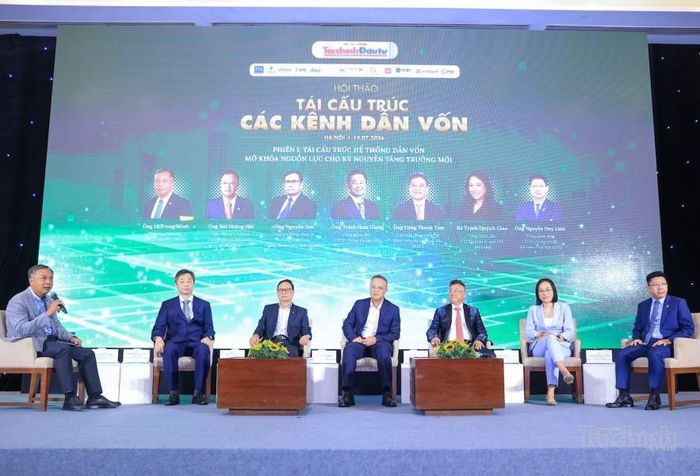 Các diễn giả tại phiên tham luận với chủ đề “Tái cấu trúc hệ thống dẫn vốn - Mở khóa nguồn lực cho kỷ nguyên tăng trưởng mới”. Ảnh: Đức Thanh