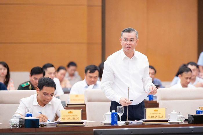 Bộ trưởng Bộ Tài chính Ngô Văn Tuấn giải trình tại phiên họp.