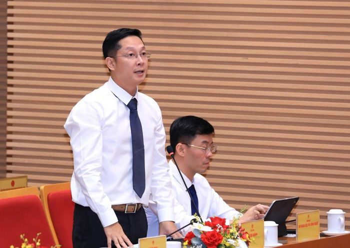 Giám đốc Sở Tài chính Hà Nội Nguyễn Ngọc Tú trả lời tại kỳ họp. Ảnh: Lê Hải