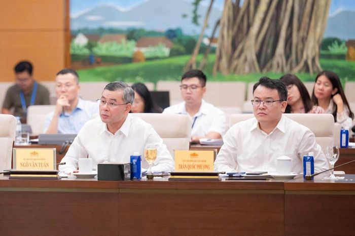 Bộ trưởng Bộ Tài chính Ngô Văn Tuấn (bên trái) và Thứ trưởng Bộ Tài chính Trần Quốc Phương (bên phải) dự phiên họp chiều 15/7.