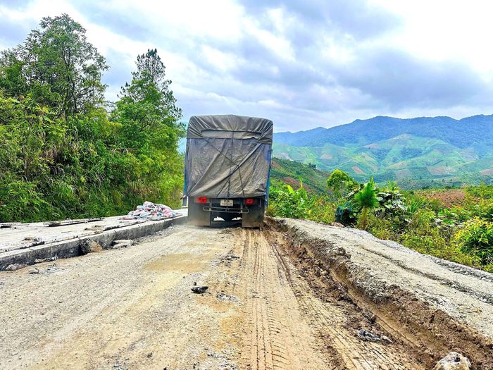 Việc thi công trên tỉnh lộ 673 khiến hoạt động đi lại, vận chuyển nông sản và hàng hóa qua xã Xốp gặp nhiều trở ngại. (Ảnh: Trần Nghĩa)